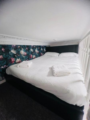 F5- Mezzanine Studio fits 3 Near Paddington